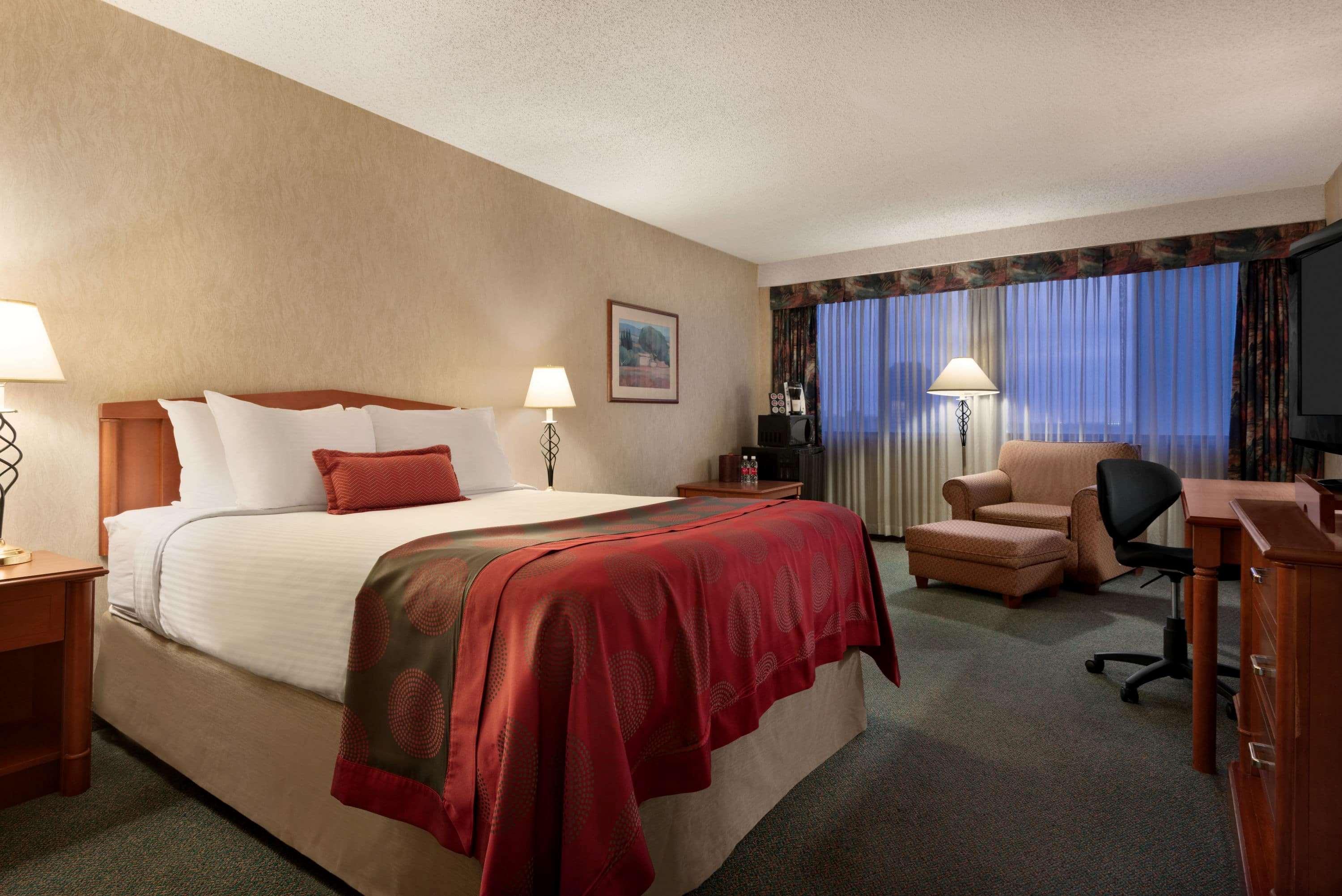 Ramada Plaza By Wyndham Regina Downtown Hotel Exterior photo