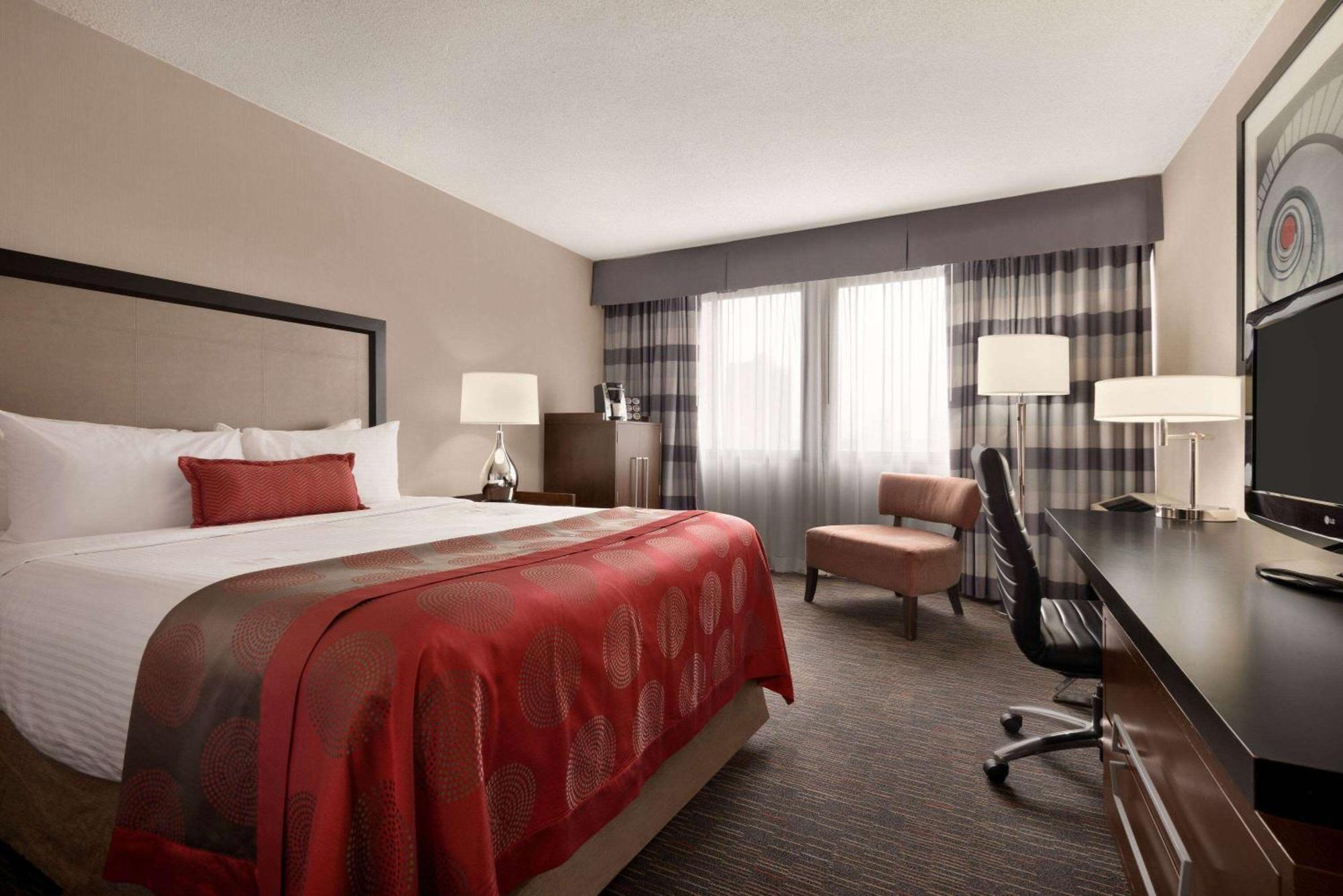 Ramada Plaza By Wyndham Regina Downtown Hotel Exterior photo