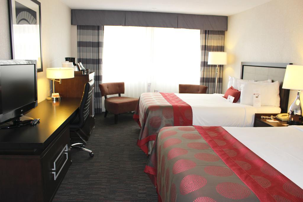 Ramada Plaza By Wyndham Regina Downtown Hotel Exterior photo